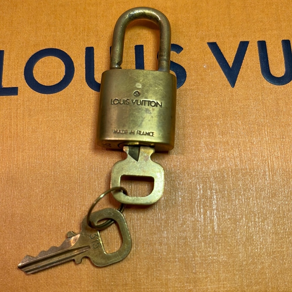 🔆AUTHENTIC🔆 LV Lock with 2 keys